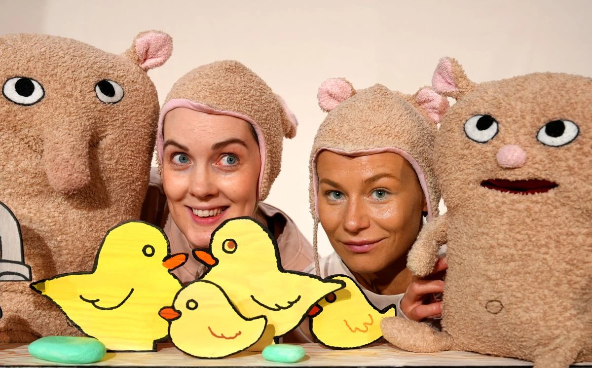 två nallar, två människor i nallekostymer