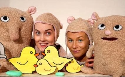 två nallar, två människor i nallekostymer