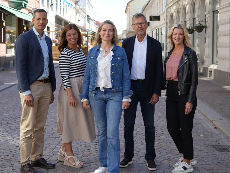 Anton César (S), Maria Standar, kommundirektör, Mia Wallander, projektledare, Jan-Erik Wallin (M) och Anna Milsta, chef för näringsliv och utveckling, uppradade på Kungsgatan i Alingsås.