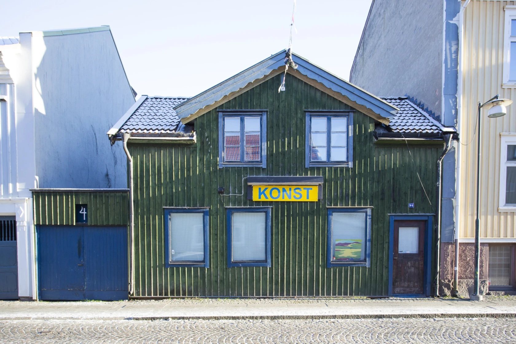 Konst-huset i Alingsås med sin karakteristiska gröna fasad. Byggnaden var under många år hem för Alingsås Seriösa Konstförmedling, driven av Willy Stenberg och Birgit Pedersen. Foto: Greta Vocar