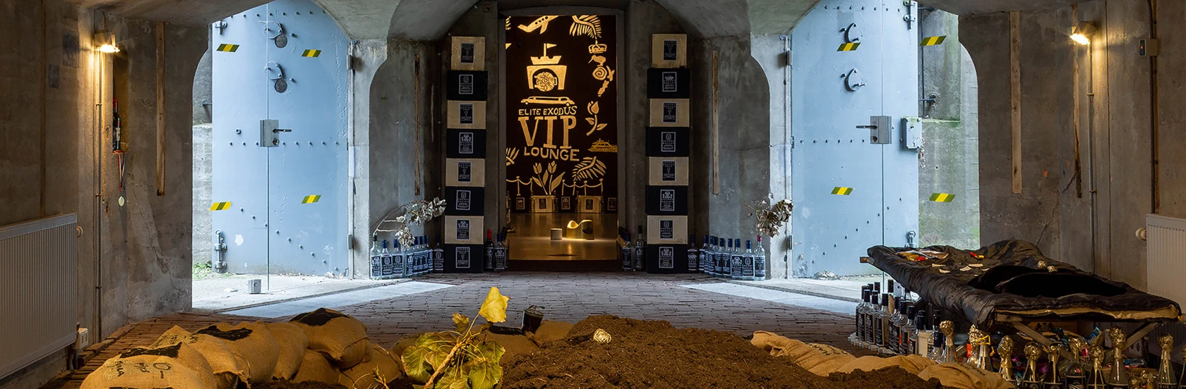 Interiör från Konsthallen Trollhättan med installation av Christoph och Sebastian Mügges utställning Missa inte mellankrigsrean!
