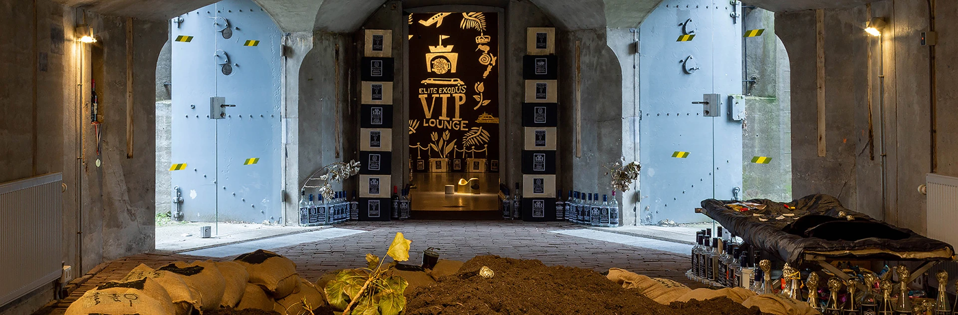Interiör från Konsthallen Trollhättan med installation av Christoph och Sebastian Mügges utställning Missa inte mellankrigsrean!