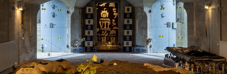 Interiör från Konsthallen Trollhättan med installation av Christoph och Sebastian Mügges utställning Missa inte mellankrigsrean!