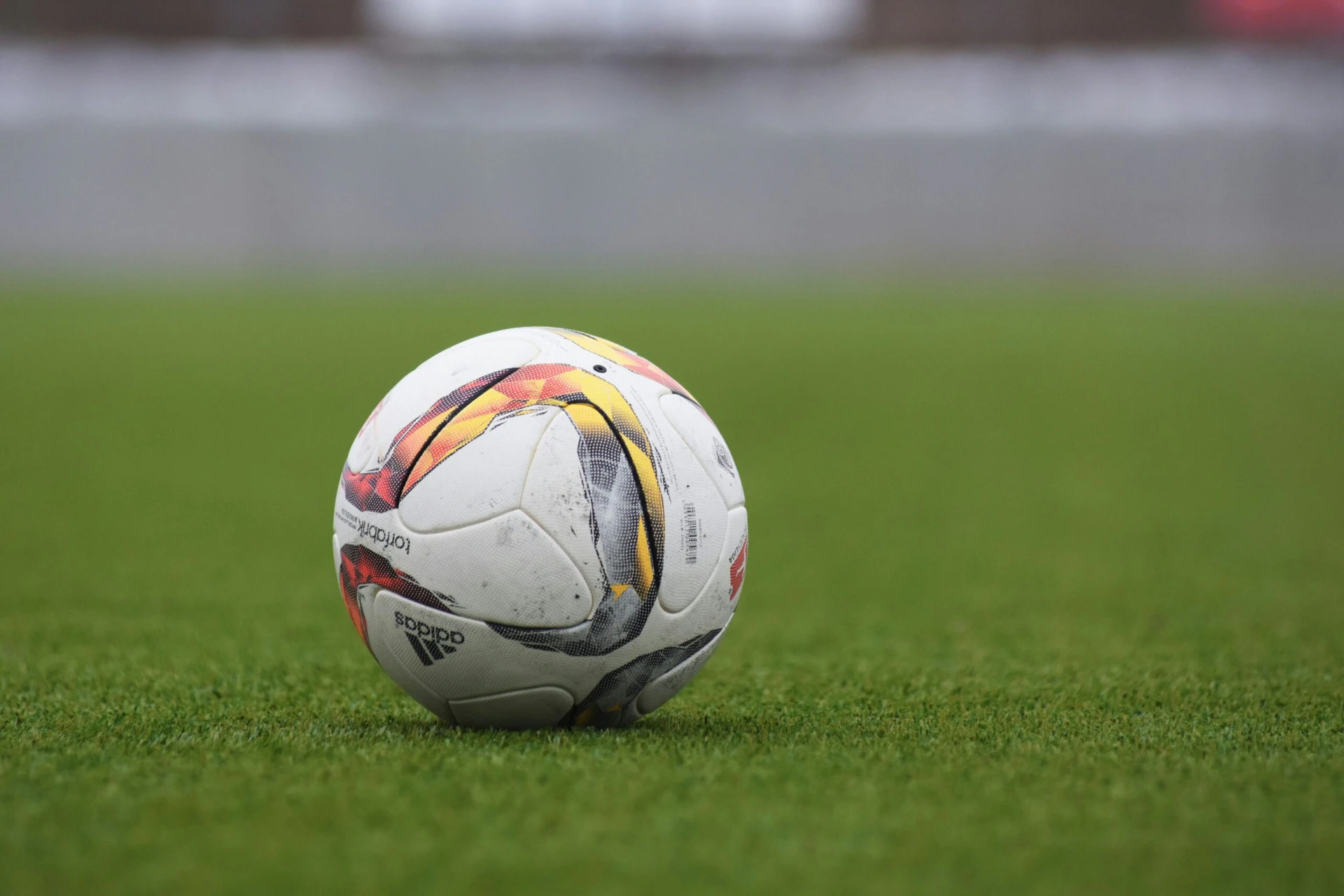 Fotboll på konstgräsplan.