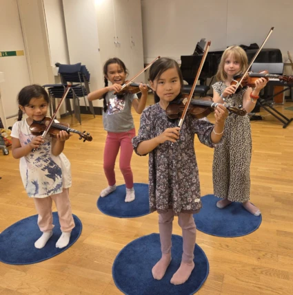 Elever från Kulturskolan spelar fiol