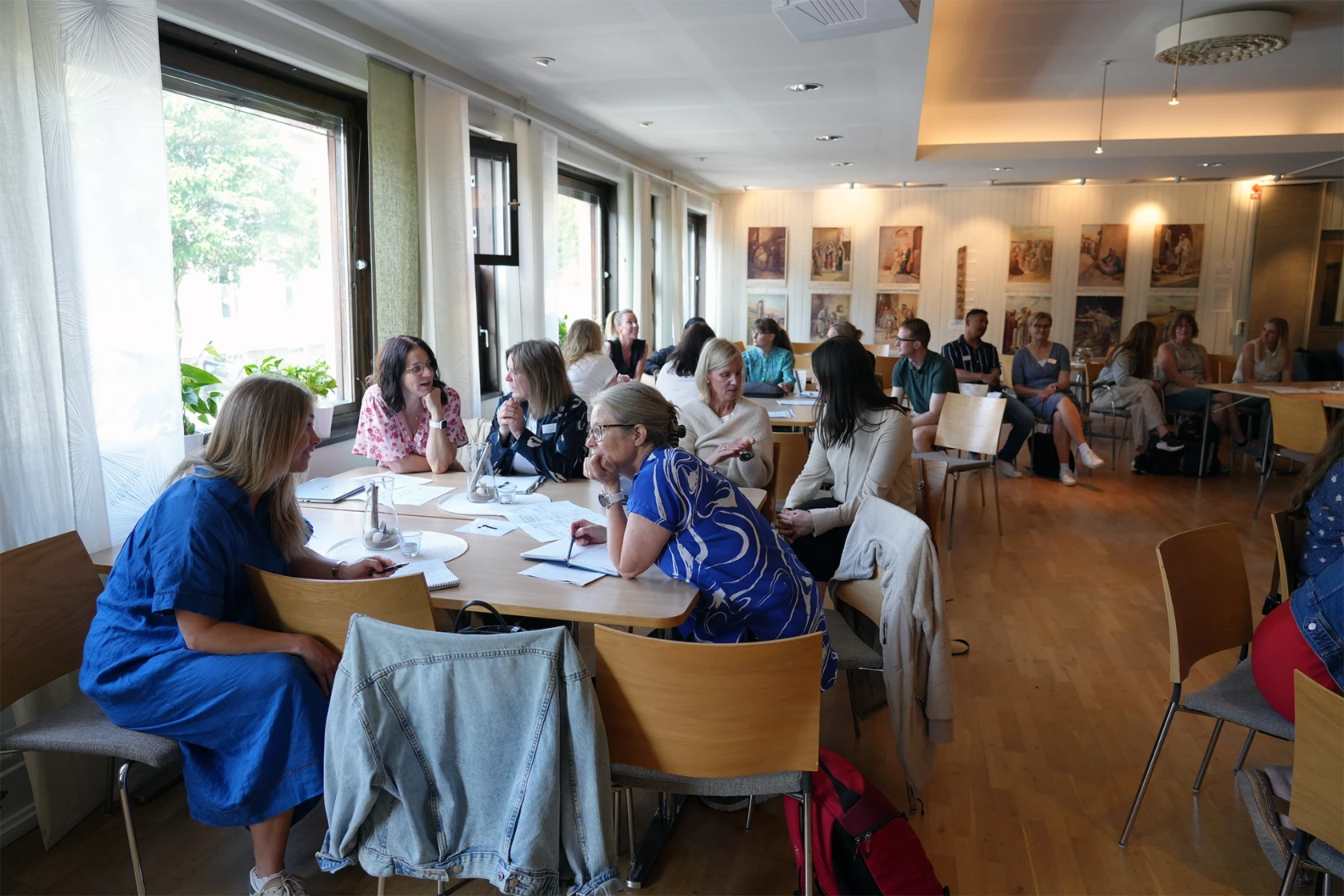 Pedagoger sitter i samtal runt bord