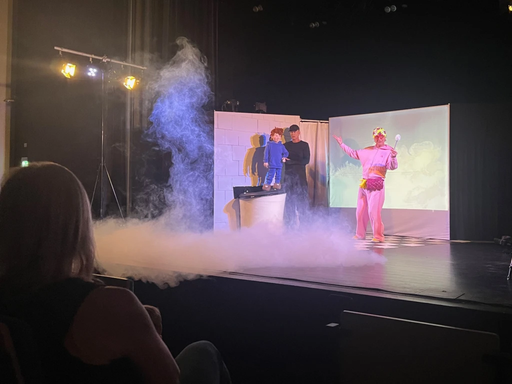 Rök kommer från scenen under teatern Spola roll