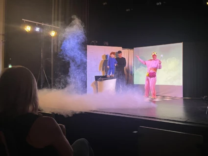 Rök kommer från scenen under teatern Spola roll