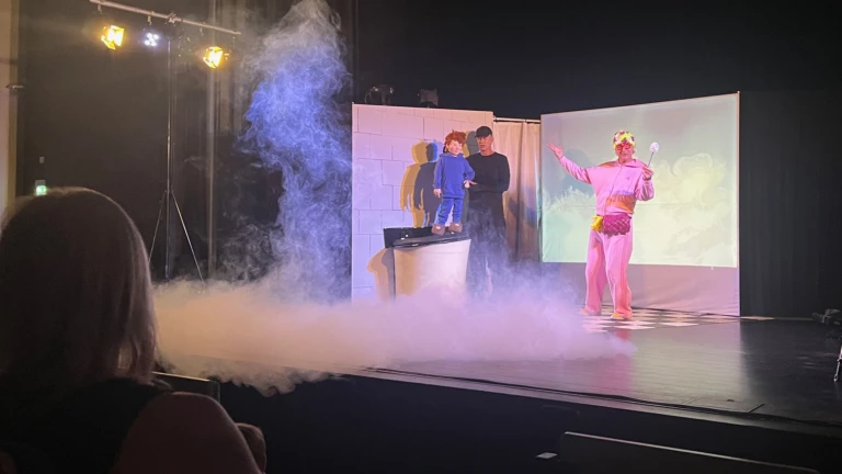 Rök kommer från scenen under teatern Spola roll