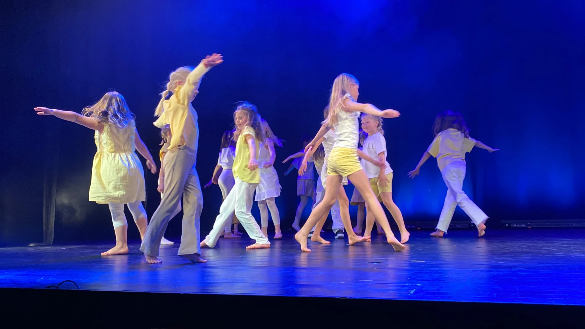 En grupp tjejer framför dansmix på en scen.