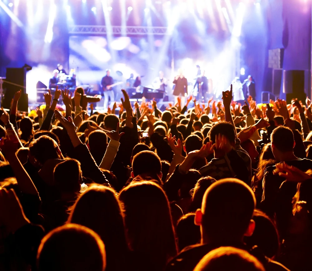 En folkmassa och en scen med belysning