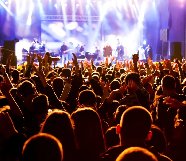 En folkmassa och en scen med belysning