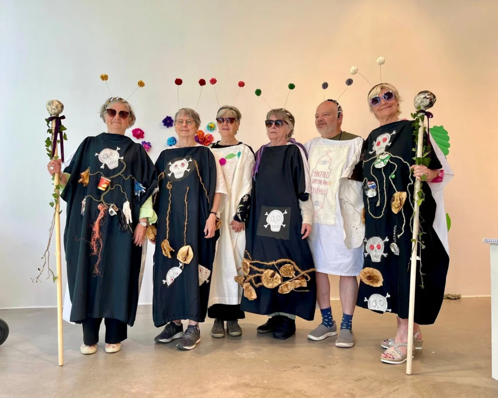 en grupp personer är klädda i svart och vitt