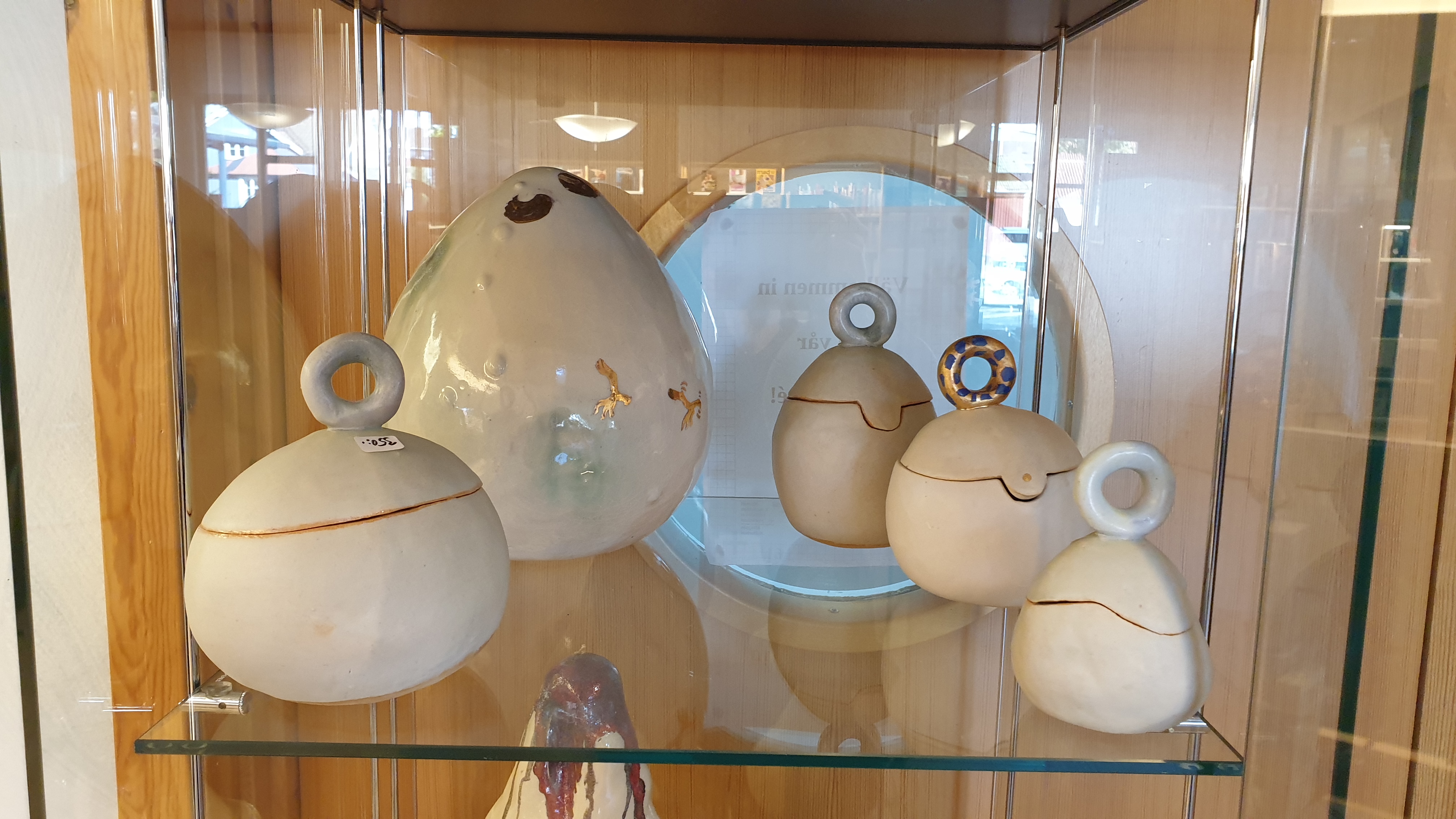 Keramik i en glasmonter