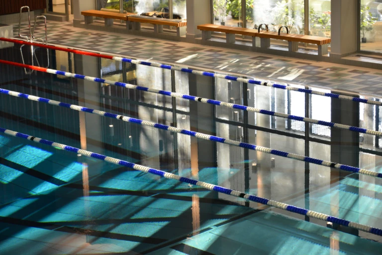 Bassäng för motionssim.