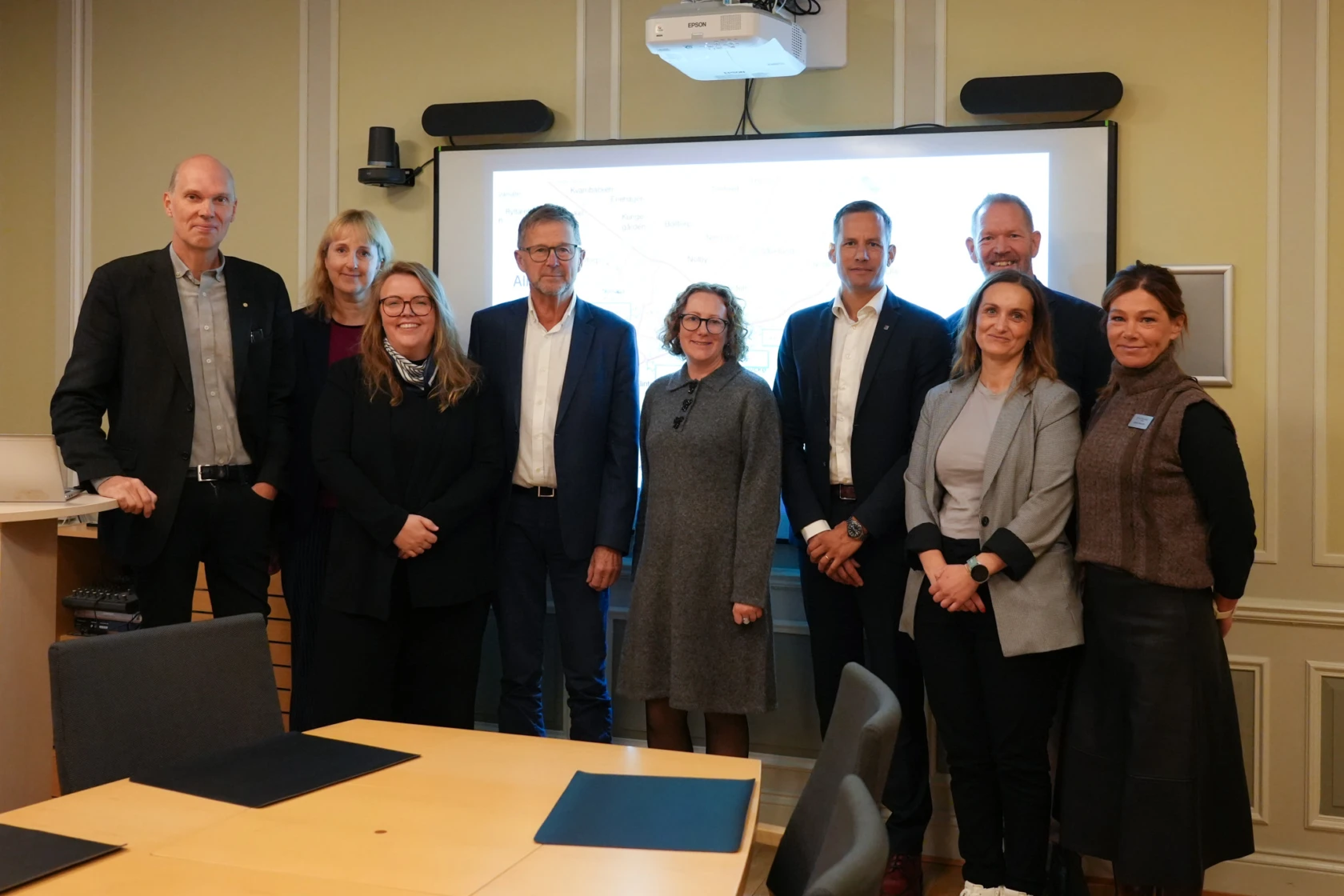 Alla mötesdeltagare samlade på bild i mötesrummet.