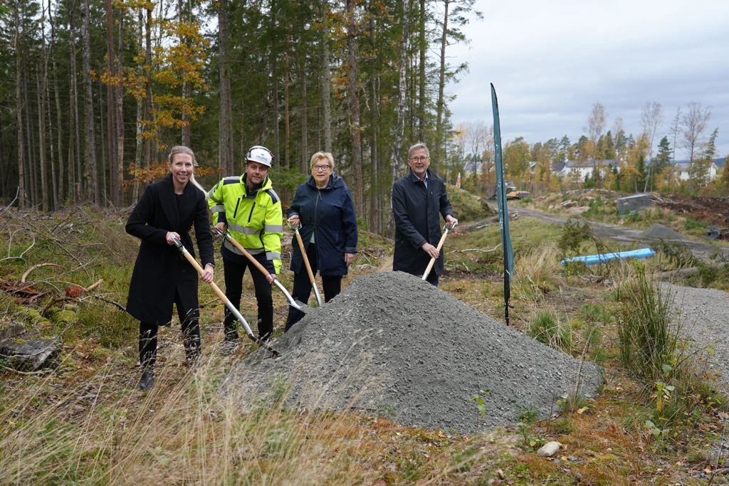 Hanna Andersson, exploateringschef, Marcus Johansson, entreprenören Veako, Ingela Andreen (L), ordförande tekniska nämnden, och Jan-Erik Wallin (M), ordförande kommunstyrelsen, med var sin skyffel i handen.