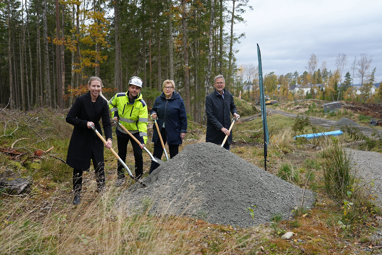 Hanna Andersson, exploateringschef, Marcus Johansson, entreprenören Veako, Ingela Andreen (L), ordförande tekniska nämnden, och Jan-Erik Wallin (M), ordförande kommunstyrelsen, med var sin skyffel i handen.