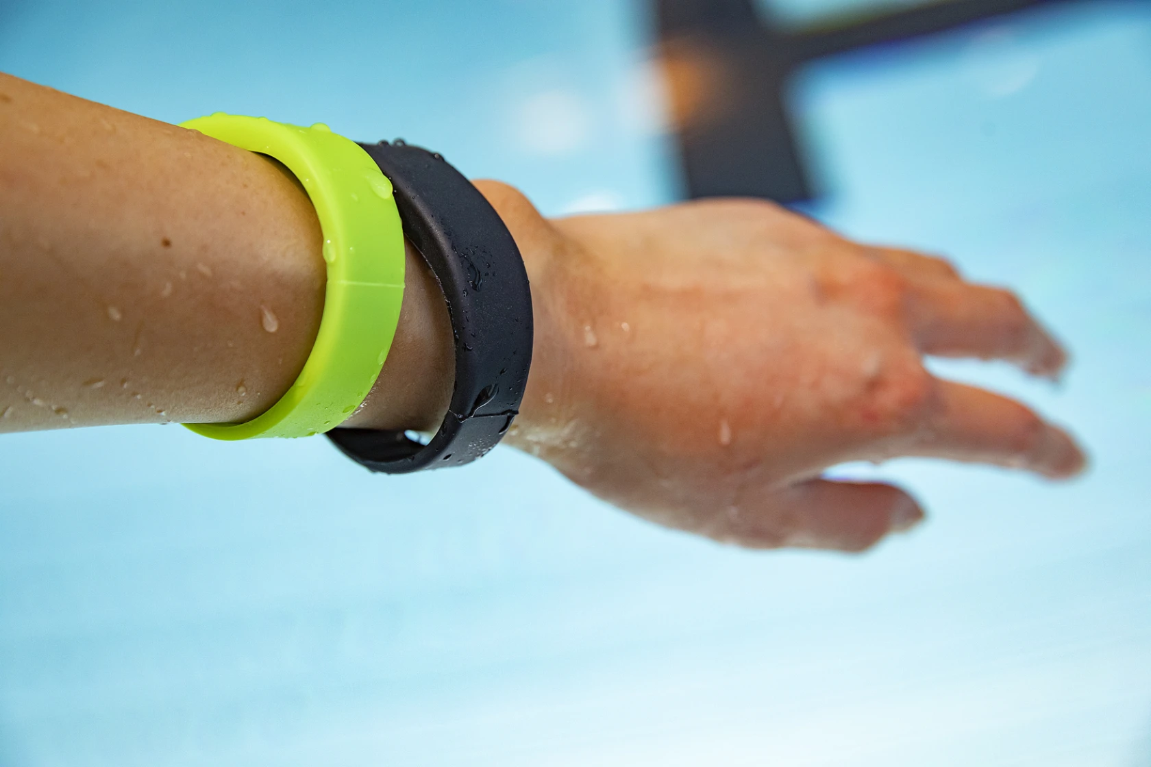 En hand med två band på parbadet.