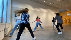 Flera personer dansar