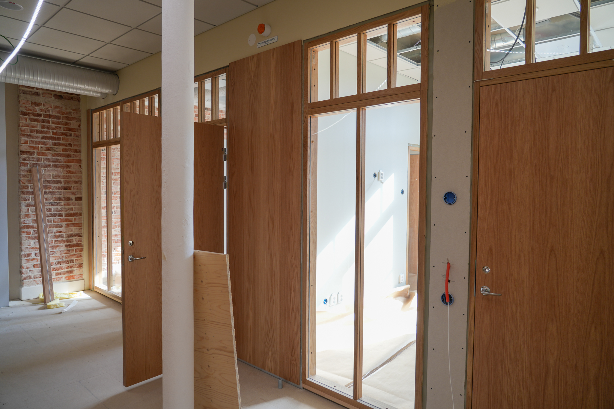 Fönster och dörrar inuti Alingsås nya kommunhus.