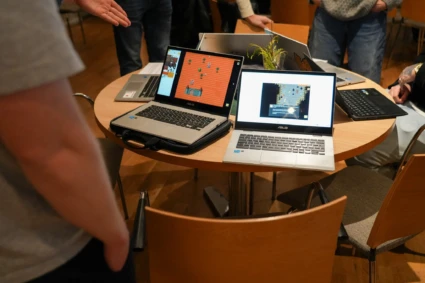 Miljöbild på datorer från fritidshemmet delar