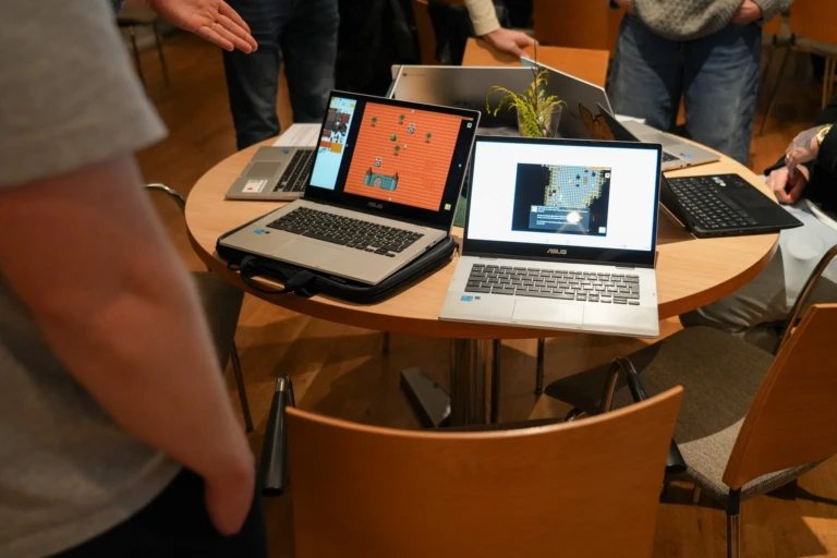 Miljöbild på datorer från fritidshemmet delar