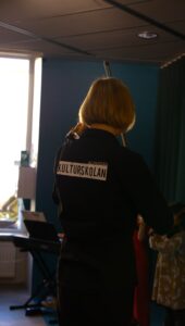 Någon har en tröja på sig med texten Kulturskolan