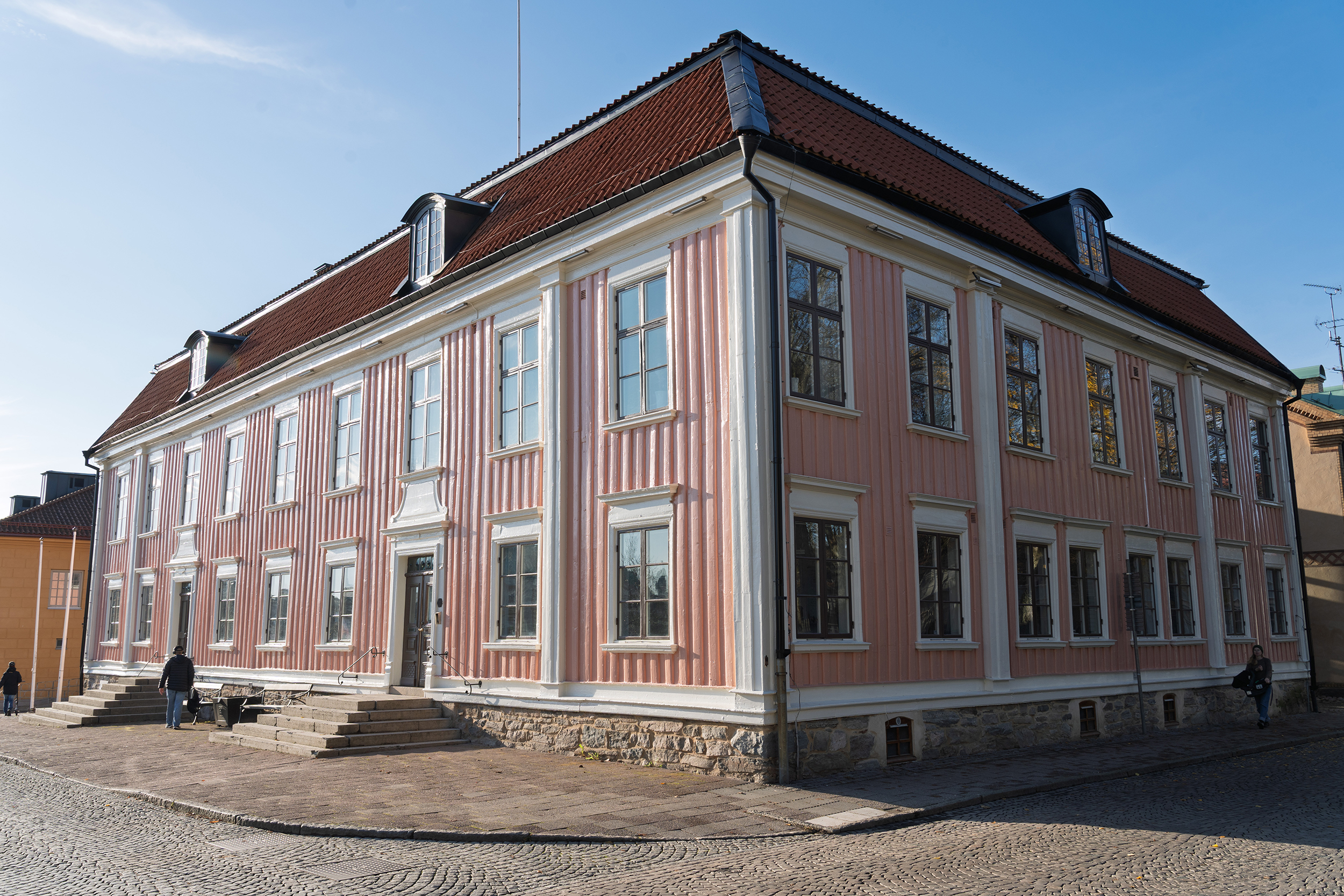 Stort rosa rådhus i Alingsås.