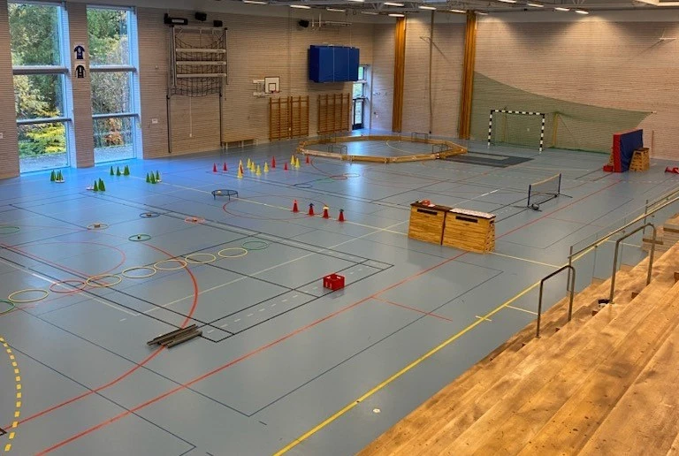 Bild på idrottshall möblerad för rastaktivitet