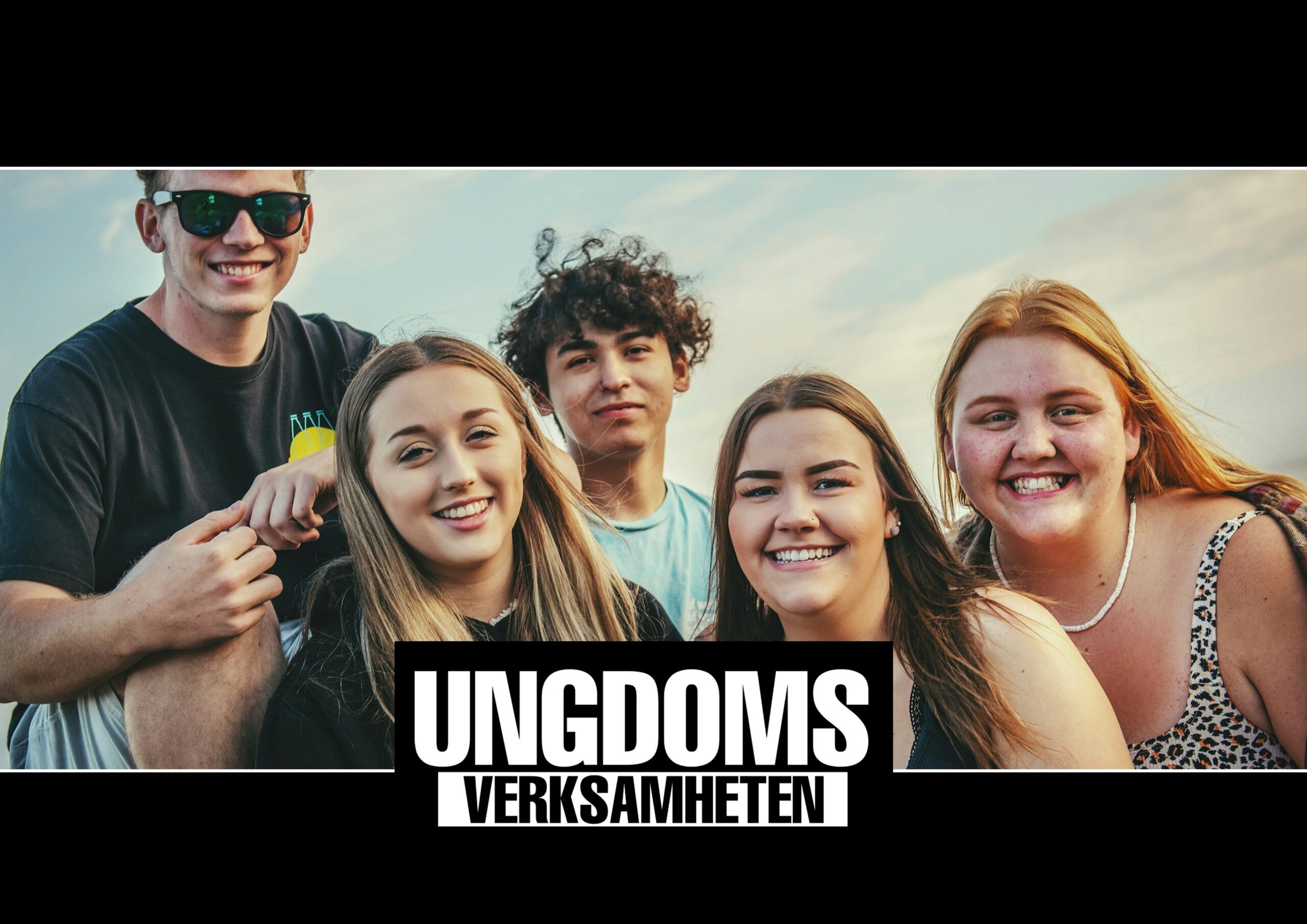 Ungdomar i affisch för Ungdomsverksamheten