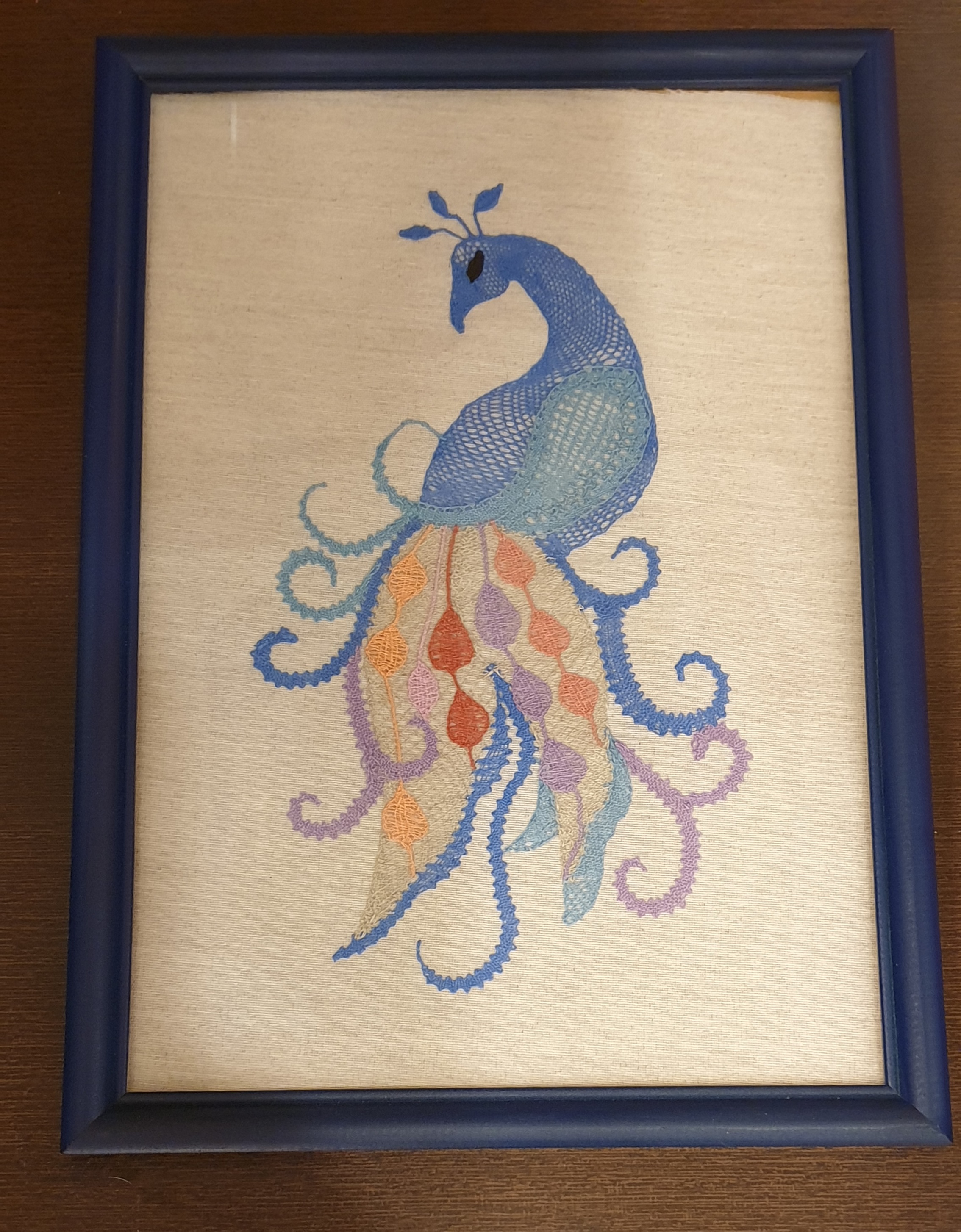 Inramat konstverk i flera färger.