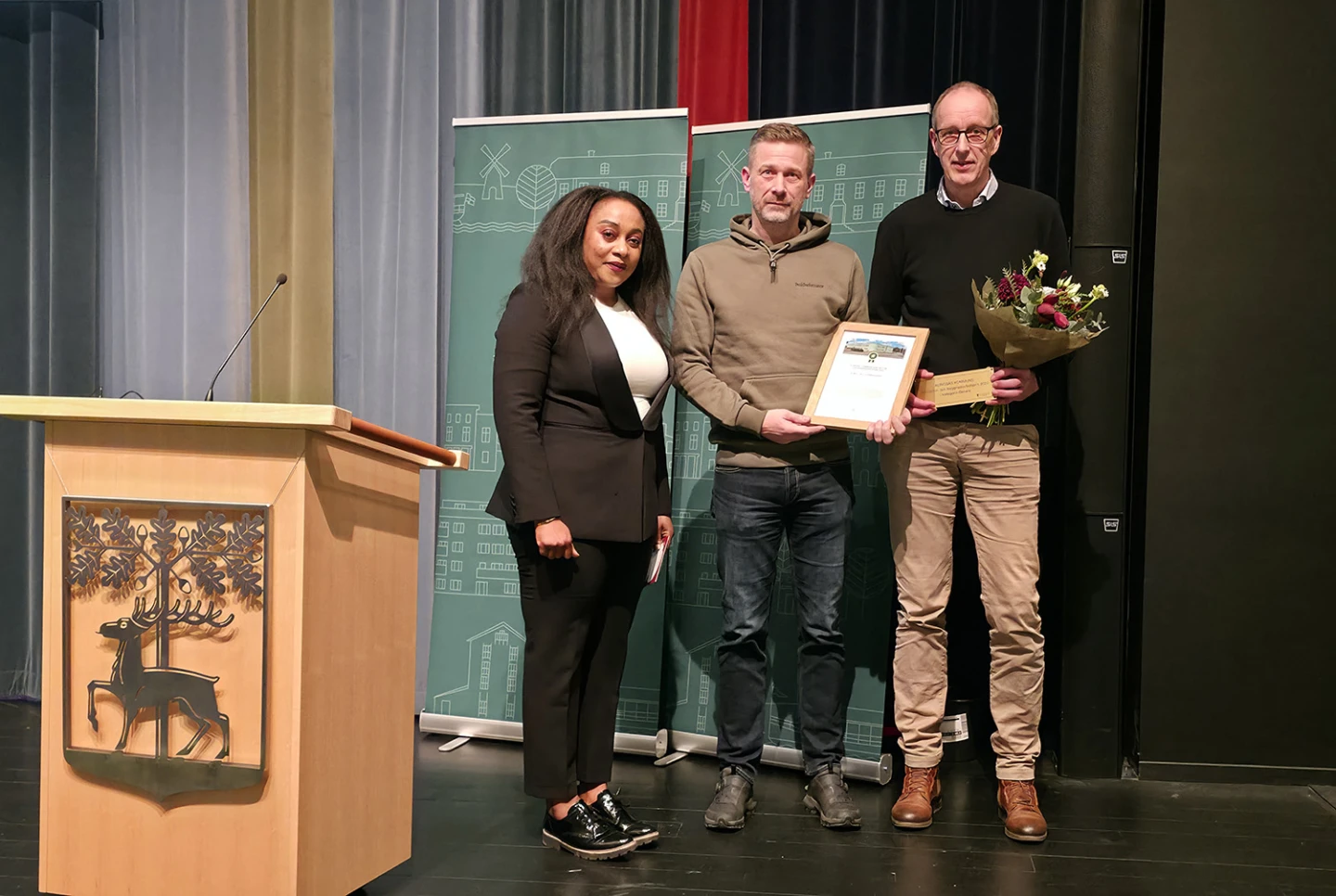 Lady France Mulumba (KD) delade ut priset till Ingvar Ivarsson och Johan Olsson från TB-Gruppen.