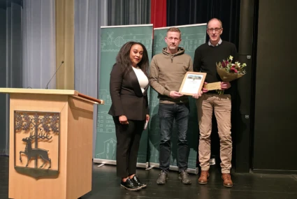 Lady France Mulumba (KD) delade ut priset till Ingvar Ivarsson och Johan Olsson från TB-Gruppen.