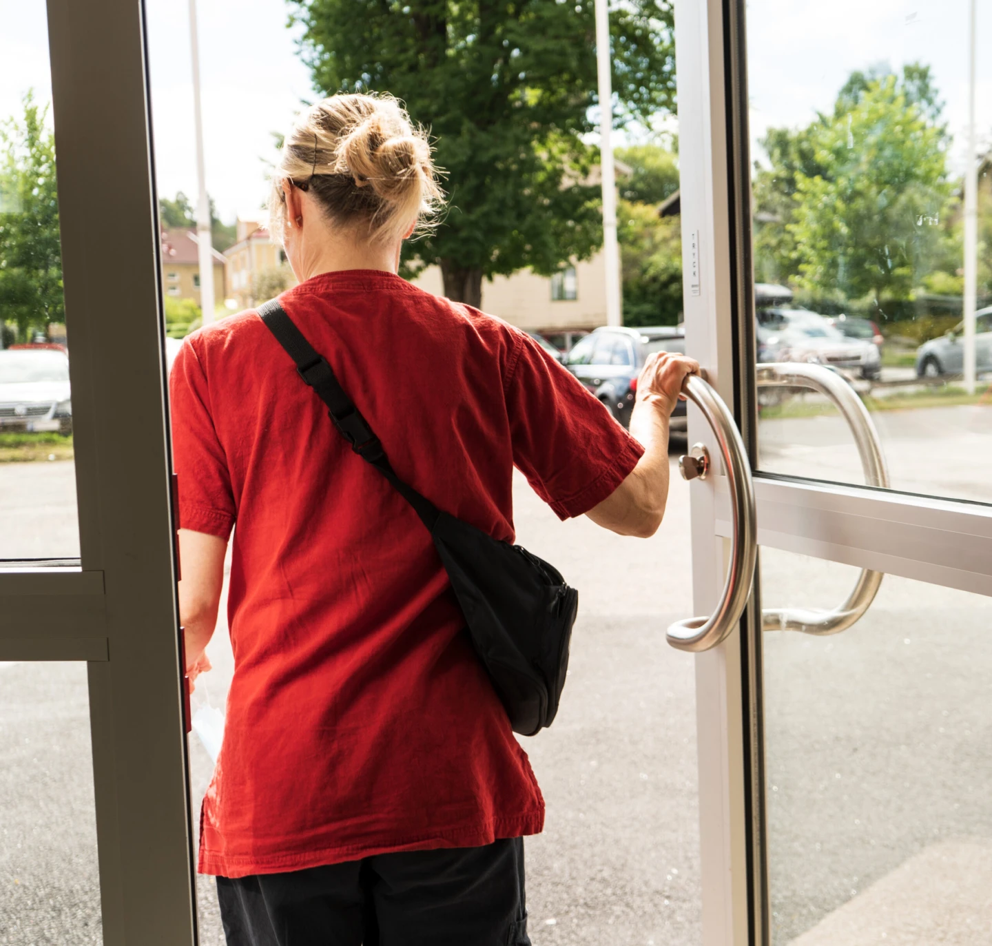 En medarbetare kliver ut genom en dörr.