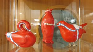 konstverk uppställda i en glasmonter