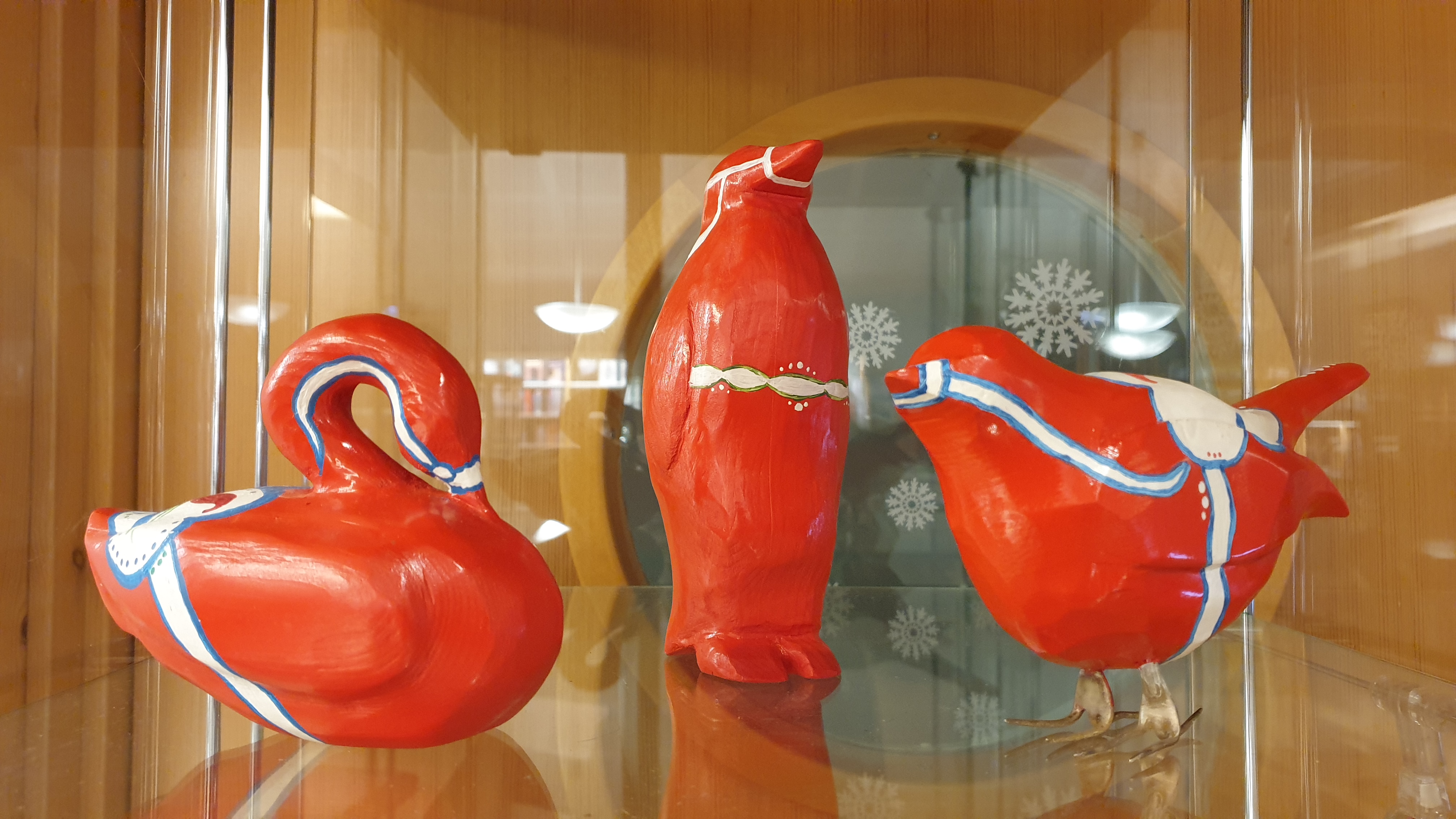 konstverk uppställda i en glasmonter