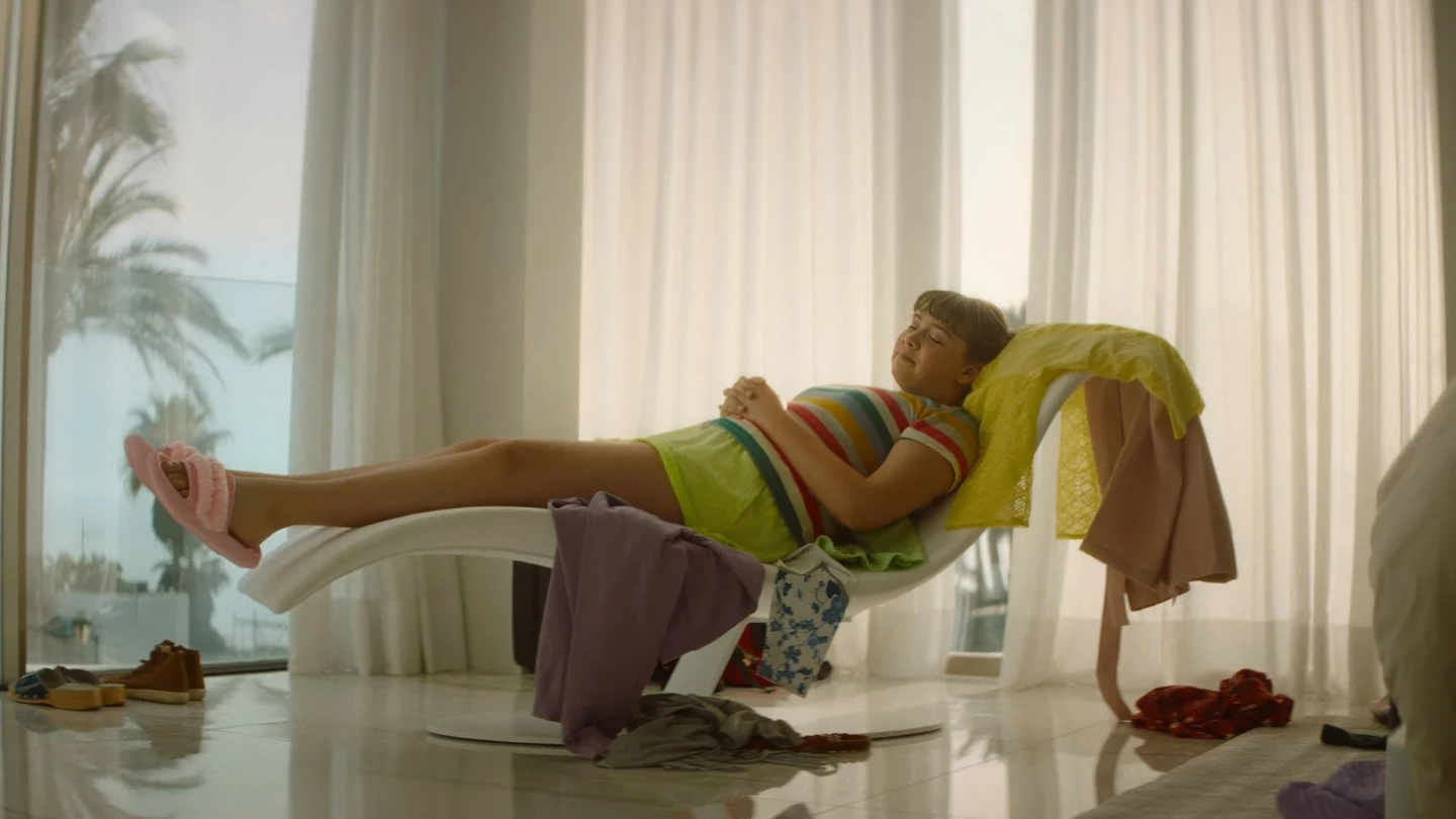 en flicka ligger på en divan