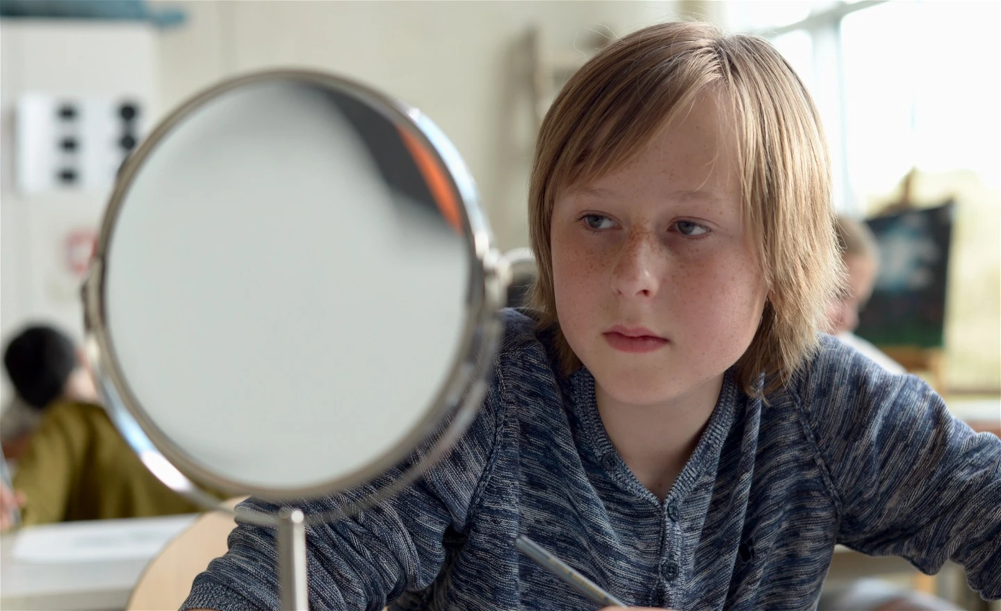 ung person tittar i spegel