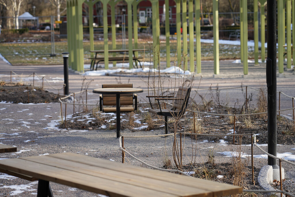 Sittmöjligheterna är många i den nyrenoverade delen av parken.