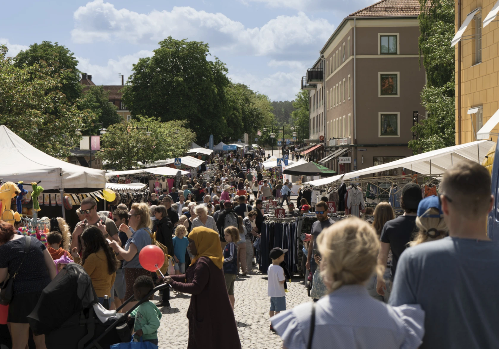 Folkmassa under evenemang i Alingsås centrum.