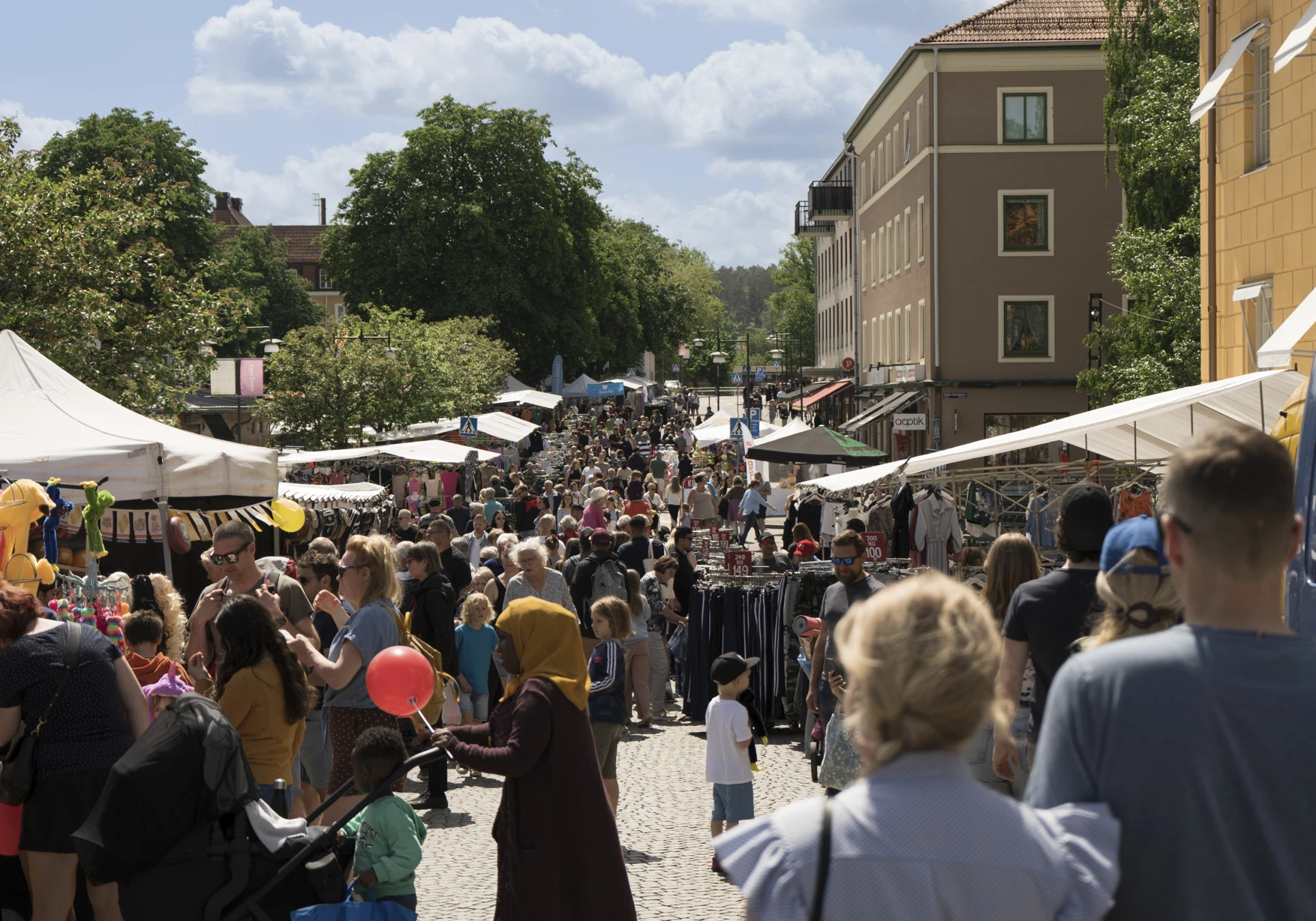 Folkmassa under evenemang i Alingsås centrum.