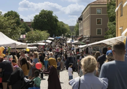 Folkmassa under evenemang i Alingsås centrum.