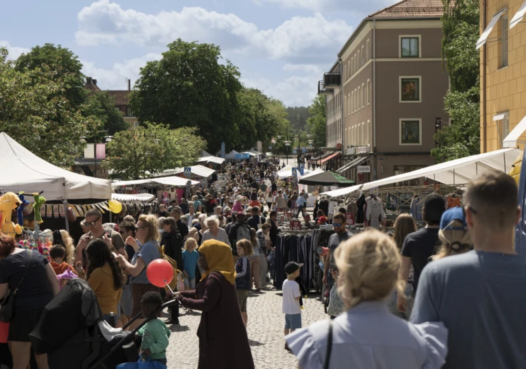 Folkmassa under evenemang i Alingsås centrum.
