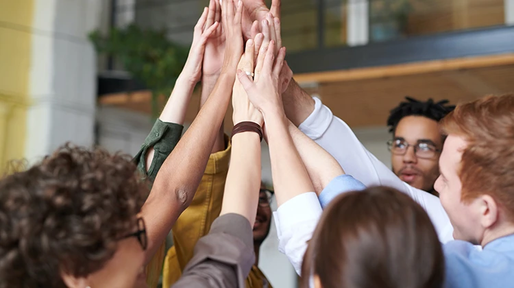 Personer som gör high five