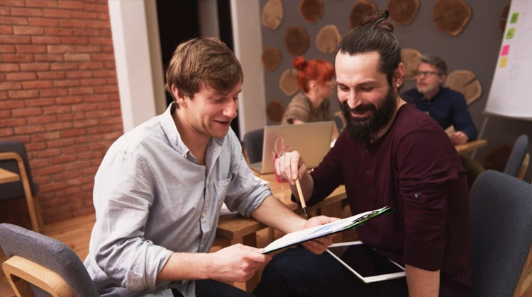 Personer som samarbetar och planerar