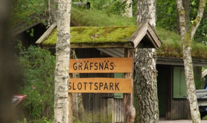 Skylten vid entrén till Gräfsnäs slottspark.