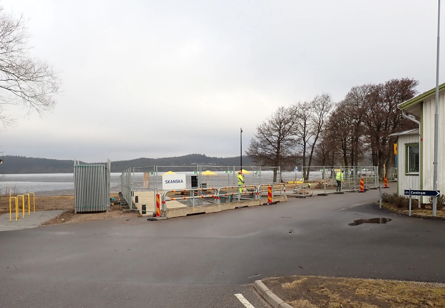 Byggstaket med arbete innanför nere vid Playa Mjörn.