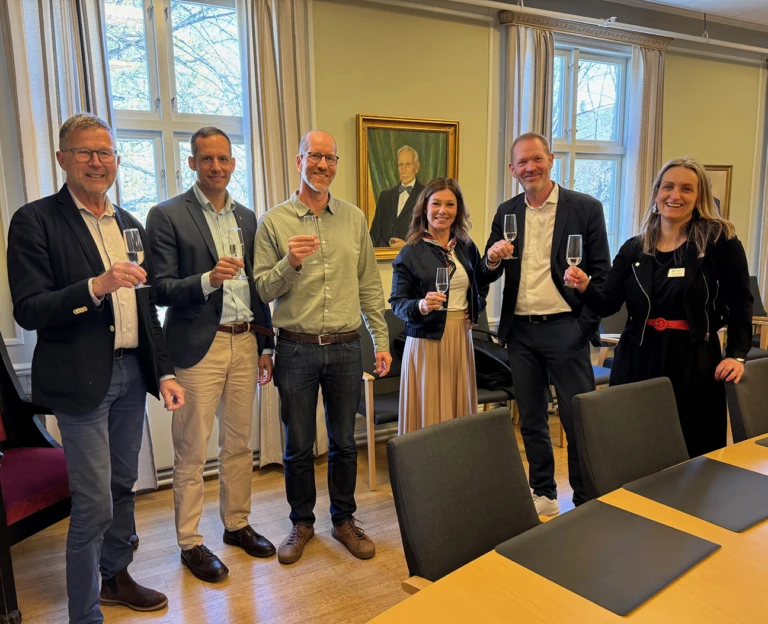 Skål för nytt dubbelspår. Jan-Erik Wallin (M), Antn César (S), Markus Thunberg, Maria Standar, Jonas Sjölin och Sabina Johnsen skålade i alkoholfritt bubbel när beskedet om nytt dubbelspår kom.