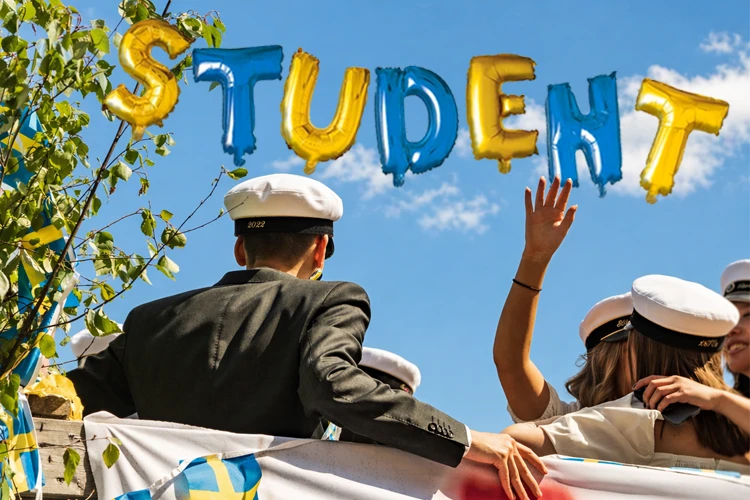 Studentflak med elever som firar